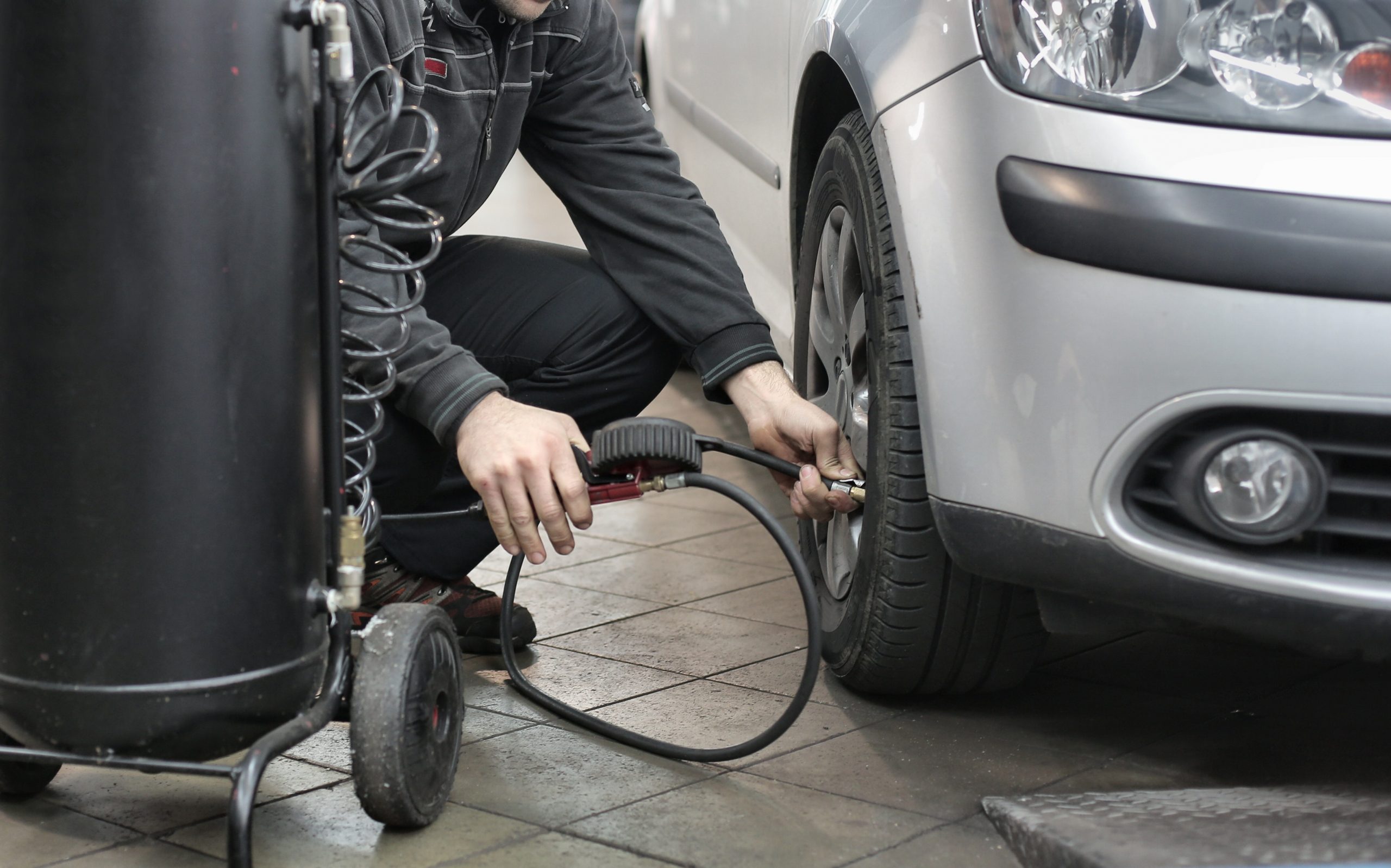 Você sabe quando e porque calibrar os pneus do seu carro?